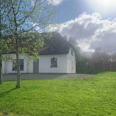 Fionas Thatched Eile Holiday home *