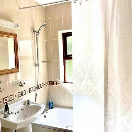 Semesterbostad Fionas Thatched Eile Cill Airne